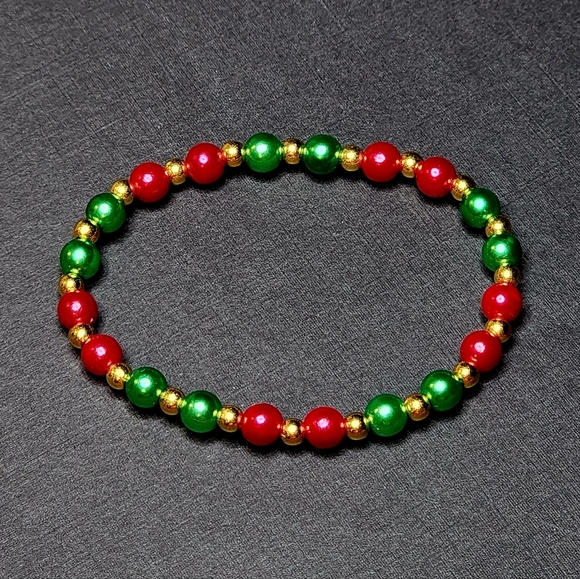Christmas Red & Green Pearl Beaded Stretch Bracelet Handmade - Picture 4 of 4